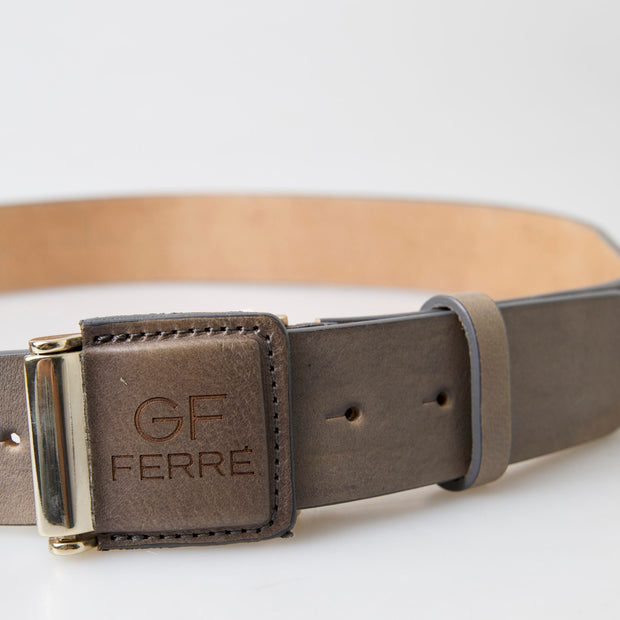 Elegant Leather Fashion Belt with Engraved Buckle