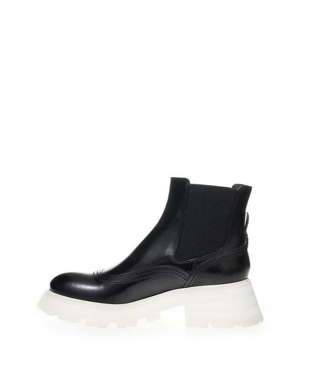 Elegant Leather Boots in Timeless Black